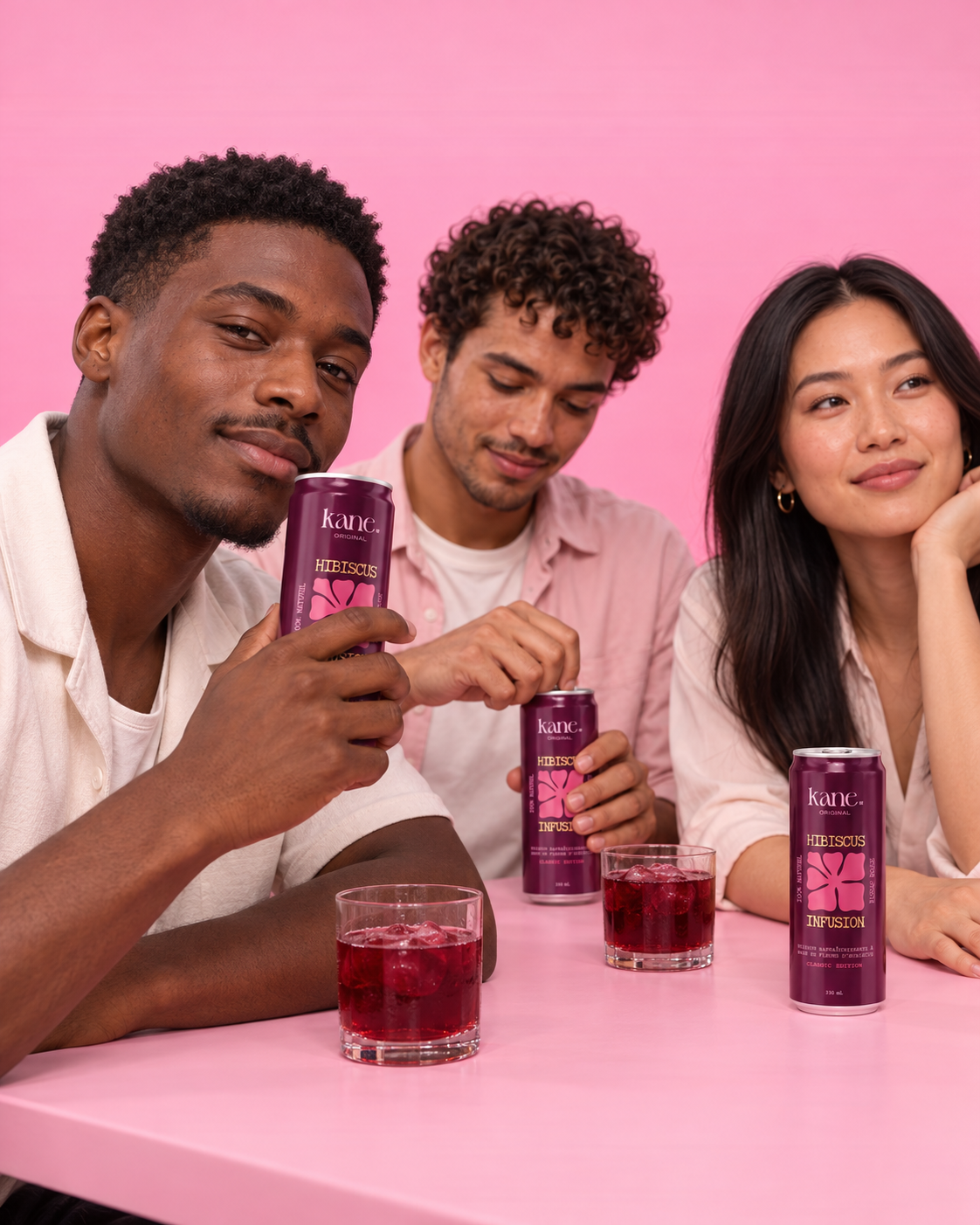 Trois amis à table partagent un moment avec Kane Original Hibiscus Infusion