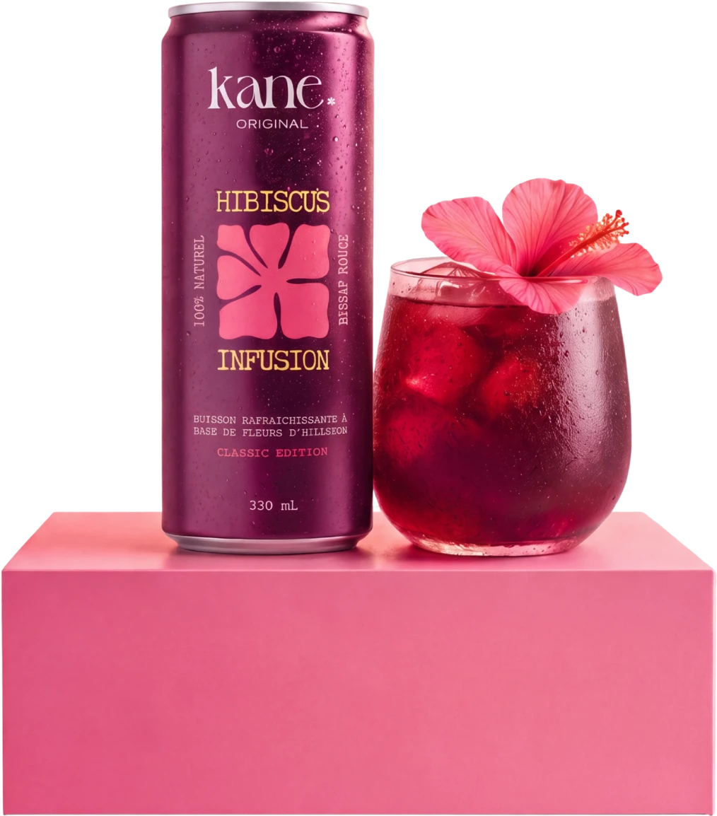 Kane Original Hibiscus Infusion : canette et verre de bissap avec une fleur d’hibiscus sur un socle rose