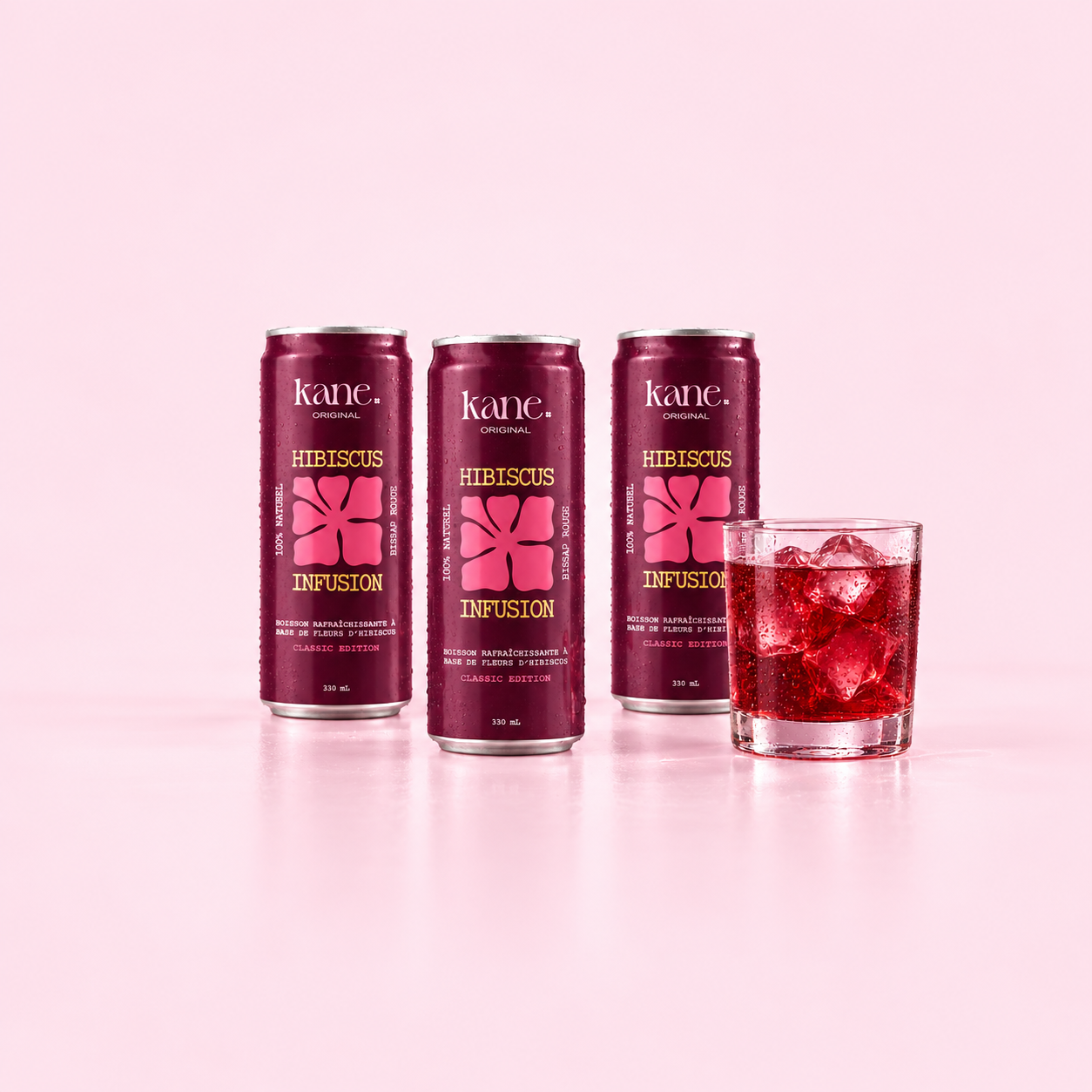 Trois canettes Kane Original et un verre d’infusion d’hibiscus