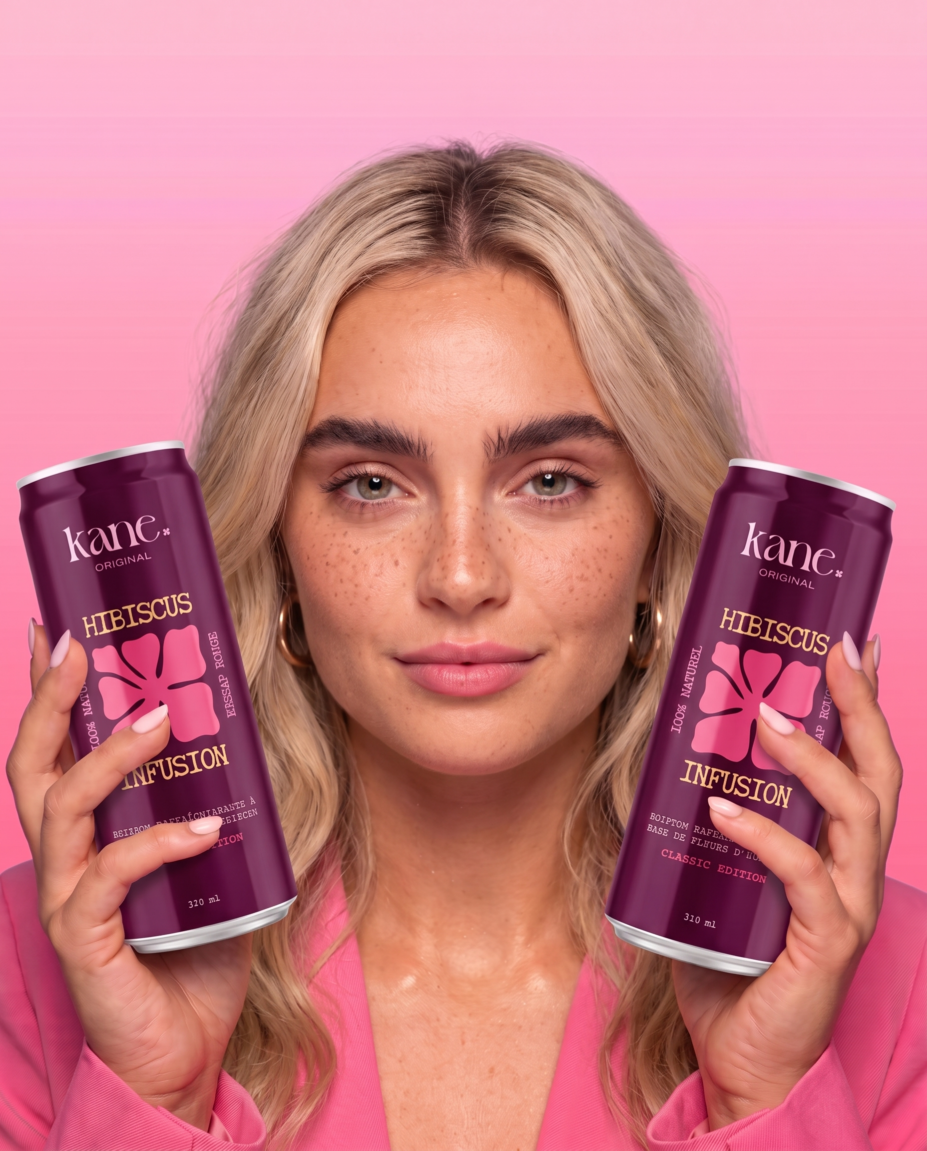 Une femme tient deux canettes Kane Original Hibiscus Infusion sur fond rose